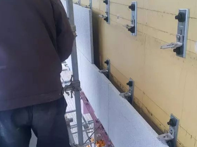 外國人這技術真牛逼，膽敢把干掛石材直接固定在外保溫板上！